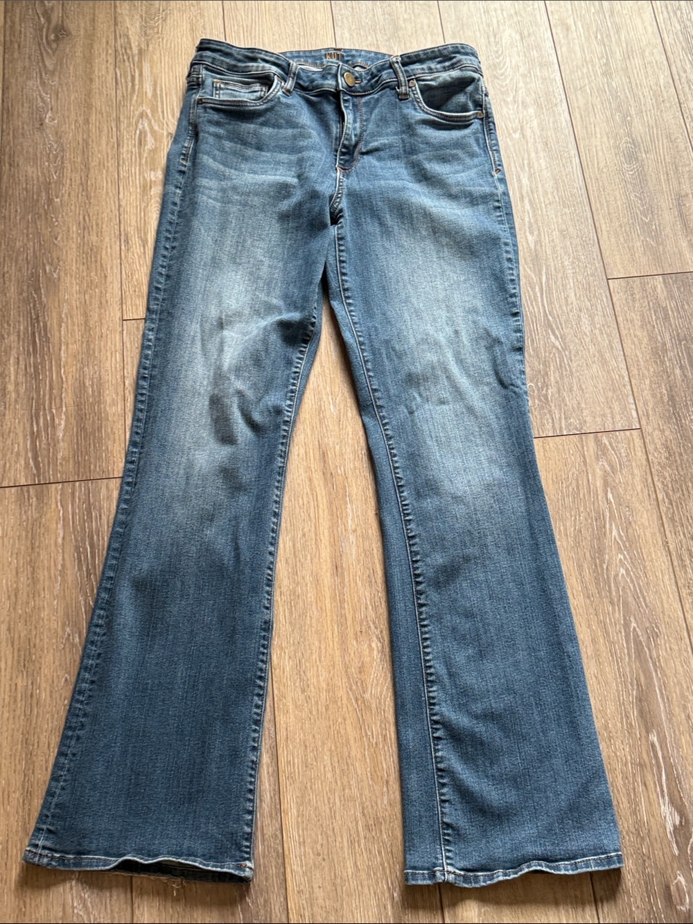 Kut from the Cloth, boot cut Jeans in Medium Blue Wash